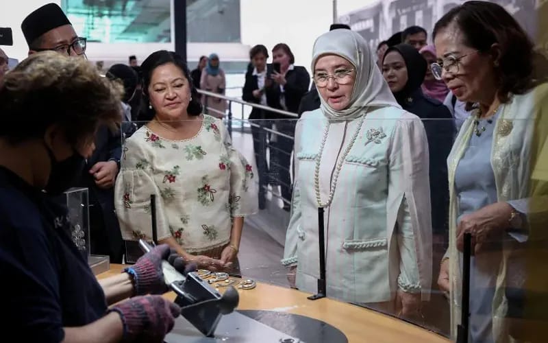Permaisuri Agong, Wanita Pertama Filipina lawat pusat pelawat Royal Selangor