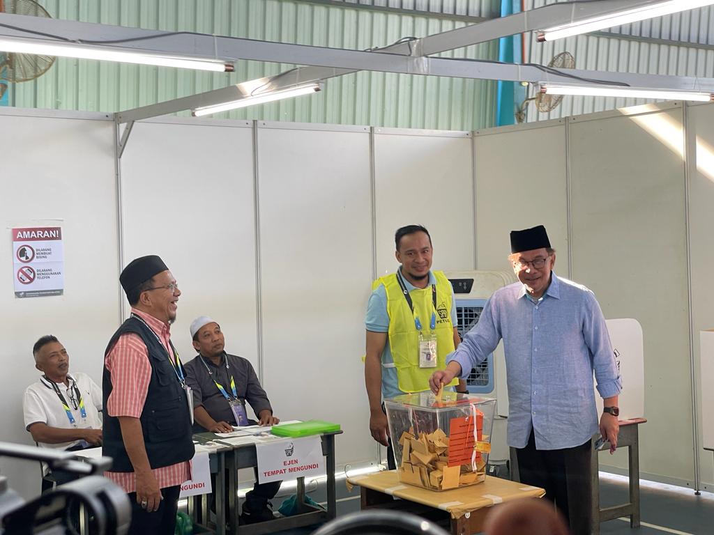 PRN: Anwar, Wan Azizah mengundi di SK Seri Penanti