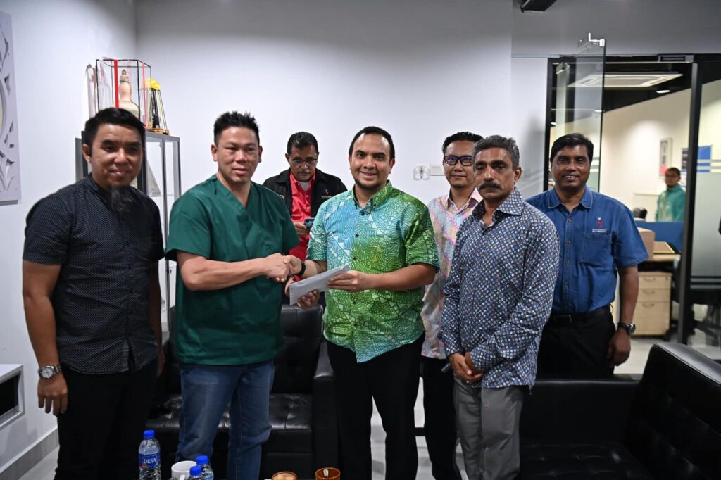 PM Anwar beri sumbangan kepada bekas jaguh skuasy negara