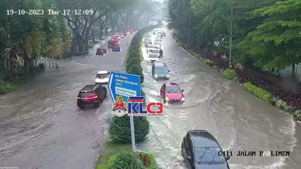 Banjir kilat: Trafik sesak dan perlahan di ibu negara
