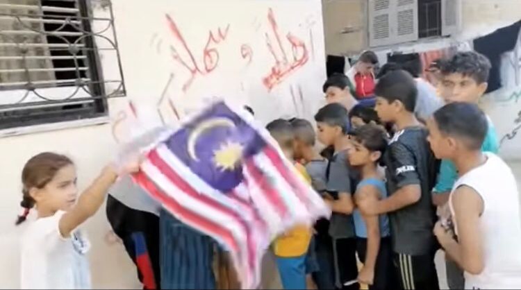 Anak-anak Palestin kibar bendera Malaysia tanda terima kasih