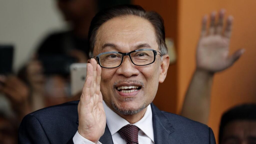 Demi memulihkan ekonomi negara, Anwar kekal enggan ambil gaji