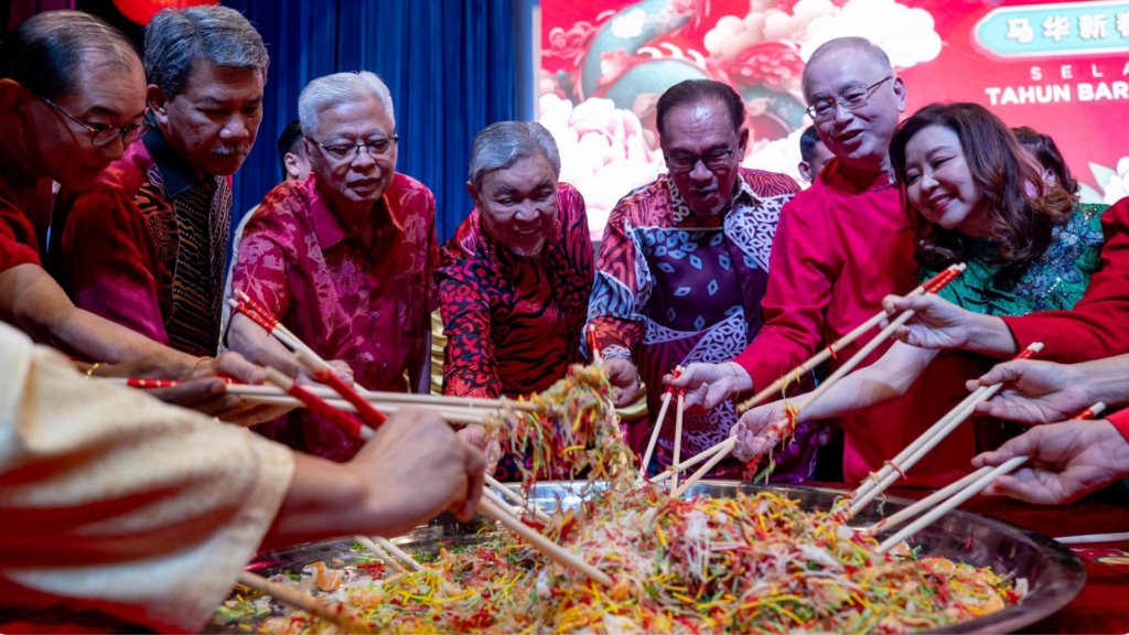 Anwar hadir majlis Rumah Terbuka Tahun Baharu Cina di Wisma MCA
