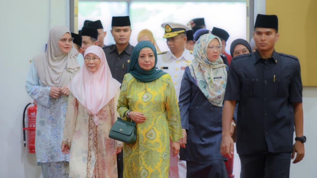 Raja Permaisuri mencemar duli berangkat ke Majlis Penyampaian Sumbangan Aidilfitri Komuniti Kuala Lumpur